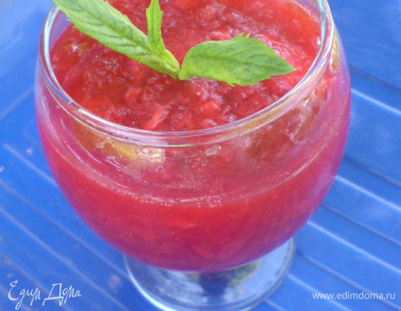 Клубнику вымыть.Ягоды измельчить вилкой или взбить в блендере с сахарной пудрой.Желатин замочить в холодной воде на 5 мин.Выжать в небольшую кастрюлю или ковшик сок половинки лимона,поставить на огонь,быстро добавить желатин и распустить его.Постепенно добавлять клубничную массу,слегка прогреть(где-то 1 мин). Снять с огня и остудить.Разложить в креманки,бокалы или в любую другую подходящую посуду.
Приятного аппетита!

