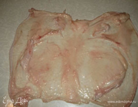 С тушки снять шкуру и разложить на рабочем месте. В нее мы будем заворачивать фарш.