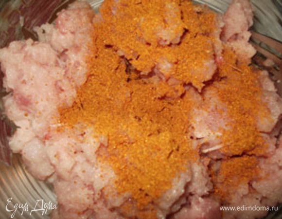 Мясо курицы пропустить через мясорубку, приготовить фарш. Добавить желаемые специи.