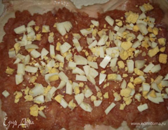 На фарш поместить начинку: рубленные вареные яйца