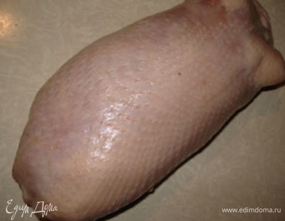 Свернуть рулет, заправляя все внутрь,стараясь, чтобы он получился плотным