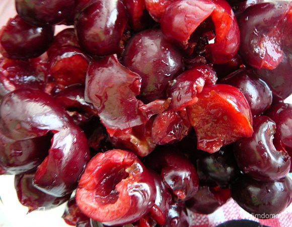 Черешню вымыть,вынуть косточки.