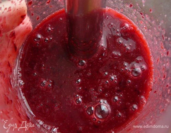 В стакане погружного блендера пюрировать черешню и сахар.