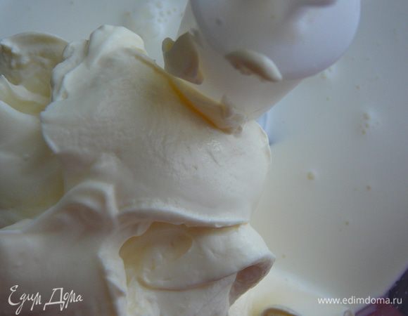 В блендере взбить сметану,сливки,лимонный сок.