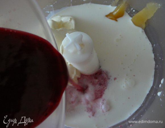 Добавить черешневое пюре и мед.