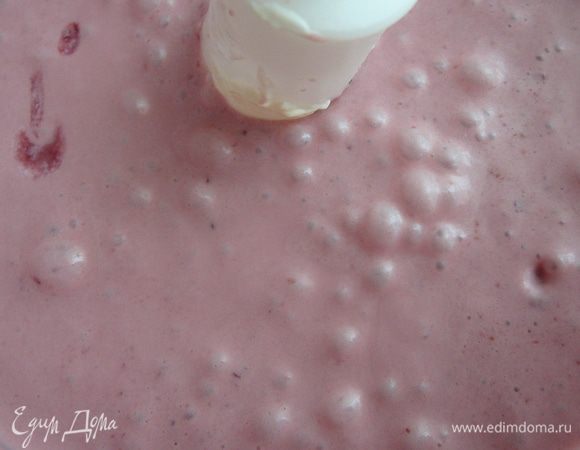 Тщательно взбить.Вылить в форму и поставить застывать на 4 часа.Перемешивая тщательно каждые пол часа.