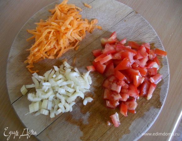 Помидор режим кубиком,сельдерей соломкой,морковь на терку.