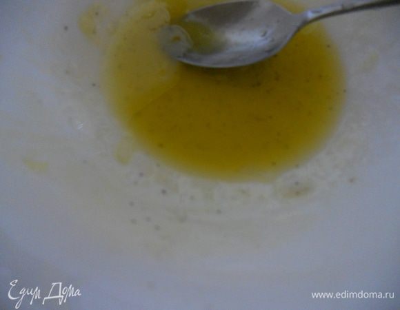 Делаем заправку: в мисочке сбить вилкой или маленьким венчиком наши составляющие: - мед,соль,перец,сок лимона,оливковое масло.Этой заправкой поливаем наши Веррины