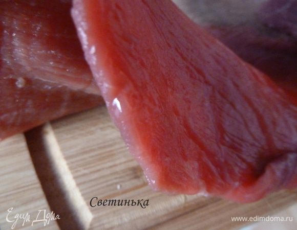 Для шашлыка лучше использовать свиную вырезку. Прежде чем ее тонко нарезать, подморозьте мясо в морозильной камере. А после нарезки слегка отбейте через кулинарную пленку.