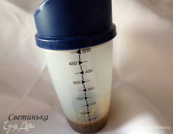 Теперь соединяем все ингредиенты для маринада воедино и интенсивно встряхиваем, чтобы они "передружились".