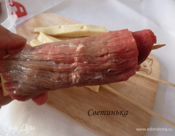 Начинаем накручивать на сыр отбитое мясо. Закреплять ничем не нужно, все держится просто великолепно!
