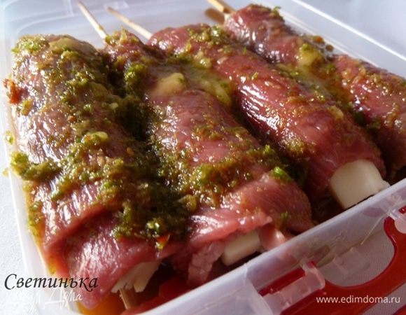 Осталось залить шашлык маринадом и дать ему напитаться ароматами как минимум часа 2, чем больше, тем лучше!