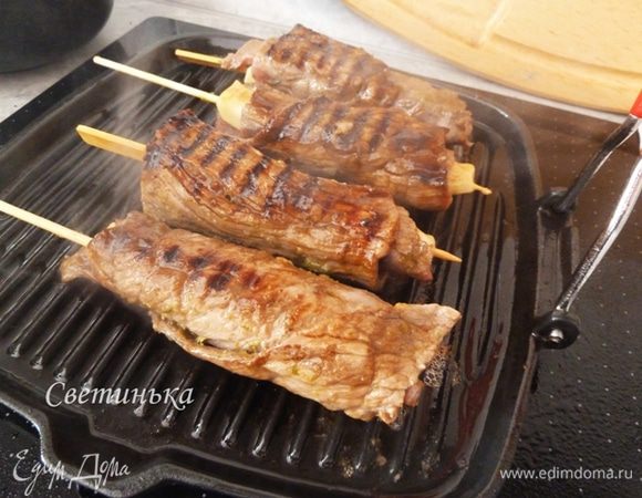 Осталось самое приятное и простое - зажарить наш шашлычок! Вы можете сделать это и дома, и на природе. Сковорода - гриль либо мангал Вам в помощь. 