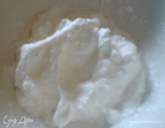 Желатин замочить в холодной воде.Кофе и ванильный сахар(ароматизатор) довести до кипения и снять с огня.Желатин растворить в кофе.Добавить молоко.Перемешать и остудить полученную массу.Убрать ненадолго в холодильник.
Отделить белки от желтков.Белки взбить в крепкую пену с щепоткой соли.Поставить в холодильник.