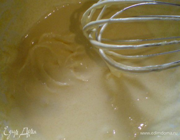 Желтки с сахаром взбивать в течении 5 минут на водяной бане до получения светло-желтого крема.
