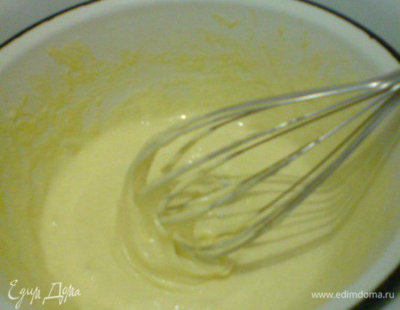 Переместить емкость с кремом в холодную воду и взбивать еще 5 минут.
