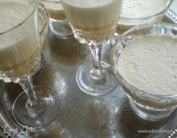 Смешать крем с белками.Разлить полученную массу по формочкам и отправить в холодильник минимум на 4 часа.
При желании украсить молочной пенкой:
молоко подогреть в ковшике или небольшой кастрюле,не доводя до кипения.Взбить миксером или венчиком.