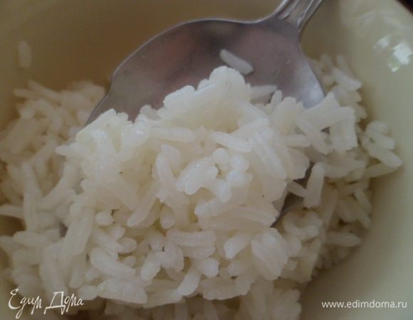 Вымытый рис залить 2 стаканами воды и добавить оливкового масла. На большом огне выпарить жидкость и поставить на рассекатель на 15 минут, плотно закрыв крышку. А маленький секрет для того чтобы рис был рассыпчатым здесь: http://www.edimdoma.ru/retsepty/42134-kurinoe-file-v-vinogradnyh-listyah-eksperimentiruy-s-tefal см. шаг 2.