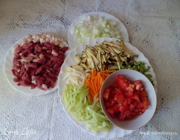 Нарезать все овощи и мясо соломкой, а думбу кубиком. 3 томата и лук тоже нарезать  кубиком. Из оставшихся 3 томатов сделать томатный сок. 