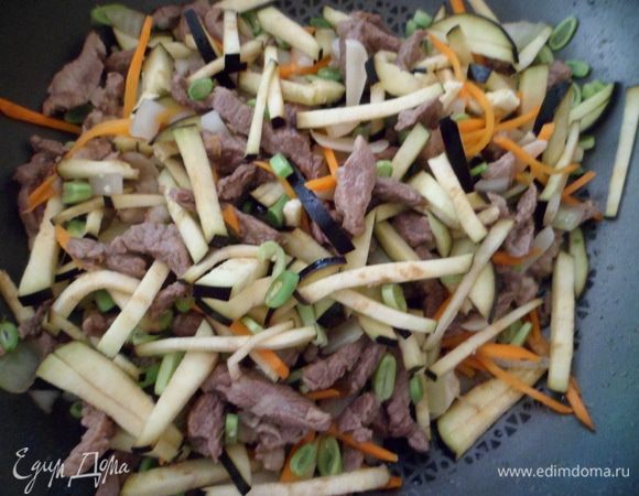 К мясу добавить  лук и дать им возможность познакомиться друг с другом, затем добавить чеснок, баклажан, морковь,зелённую фасоль  для их  знакомства с мясом и луком. Добавить специи, но не солить.