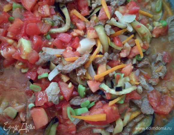 Добавить нарезанные томаты и томатный сок. Не плотно накрываем  крышкой или крышкой-сеткой и даём минут 10  всем ингредиентам породниться на медленном огне. 