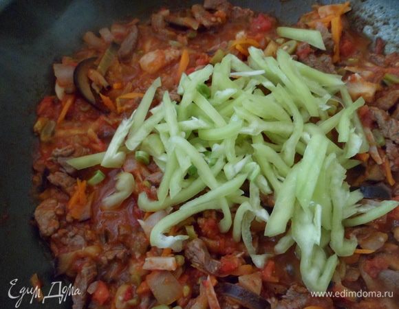 Добавить болгарский перец, залить кипятком так, чтобы вода покрыла поджарку. Посолить и поперчить.
