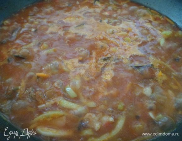 Варить  подливу 10-15 минут на медленном огне. 