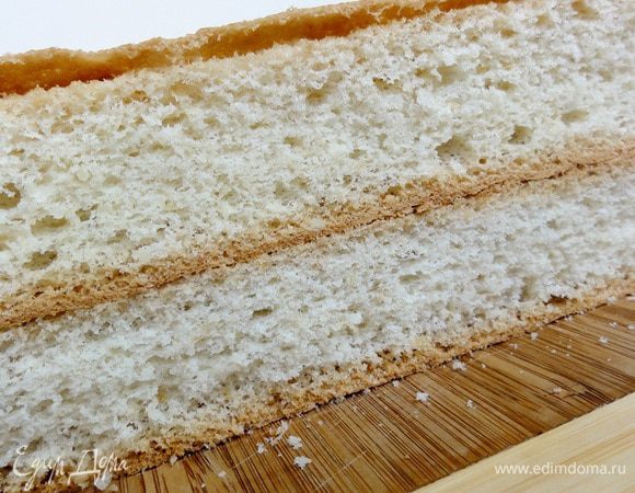 Для основы возьмите миндальный шифоновый бисквит изготовленный по этому рецепту: http://www.edimdoma.ru/retsepty/42288-mindalnyy-shifonovyy-biskvit Дайте ему выстоять. Обрежьте края. Сварите заварной крем http://www.edimdoma.ru/retsepty/40237-profitroli-tiramisu В этот раз я варила его на кукурузном крахмале.