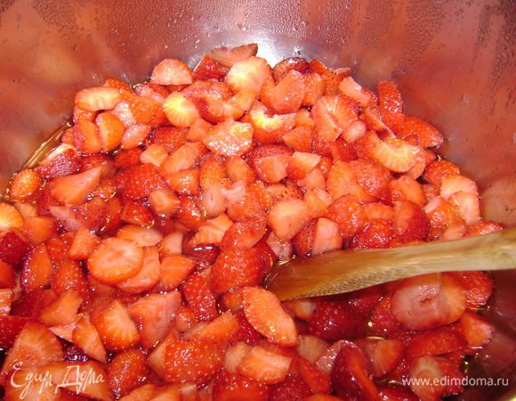 Выключить огонь, закрыть кастрюлю крышкой и оставить на 30 минут.
Мяту вынуть из сиропа, засыпать в него клубнику.