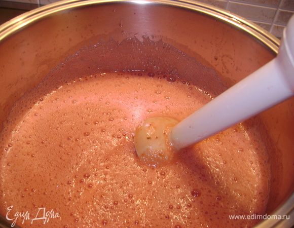 Опять поставить на огонь, довести до кипения и сразу же выключить.
Блендером взбить в пюре.