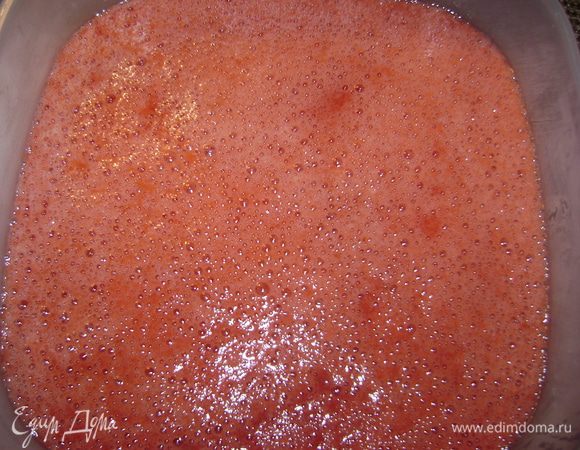 Добавить в пюре лимонный сок.
Перелить массу в контейнер.
