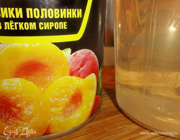 Из сиропа оставшегося от персиков и сахара сварите сироп для пропитки. 