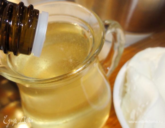 Когда сироп остынет добавьте пару капель персиковой эссенции.