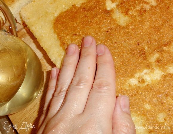 Пропитайте коржи сиропом.