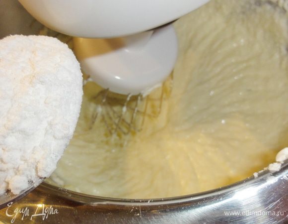 Приготовьте крем. Для этого маскарпоне взбейте с кремом и сахарной пудрой.