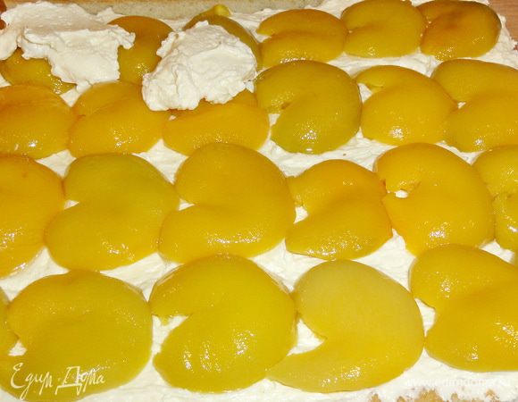 Разложите персики слегка вдавливая их в крем. Покройте персики второй половиной крема.