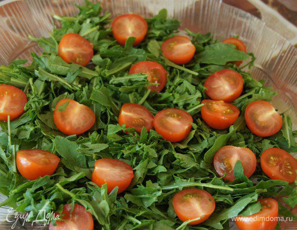 Затем выкладываем разрезанные на половинки помидорки-черри