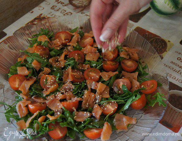 Посыпаем кунжутом и тертым пармезаном