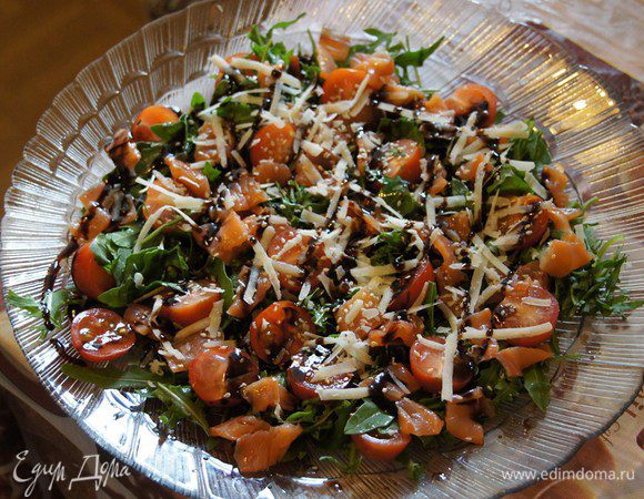 Сверху наш салат поливаем густым бальзамическим крем-соусом. И вуаля) Вкусный салат готов) Приятного аппетита))