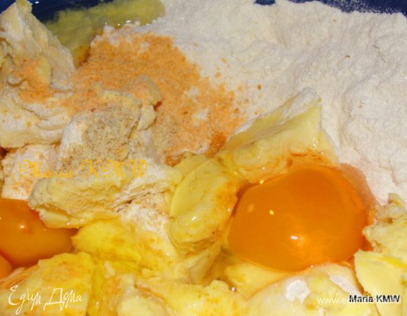 Сахар, ванилин взбить с яйцами и маслом.  