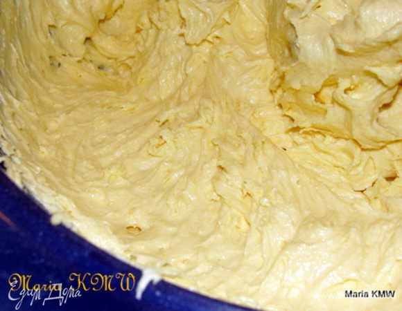 Добавить просеянную муку, разрыхлитель, цедру, нарезанный кусочками марципан, половину баночки мандаринок. 
Однородное тесто выложить в смазанные формочки, сверху украсить кусочками мандаринок.