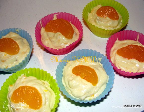 Однородное тесто выложить в смазанные формочки, сверху украсить кусочками оставшихся мандаринок.
Выпекать 25 минут в разогретой до 200 С духовке. 