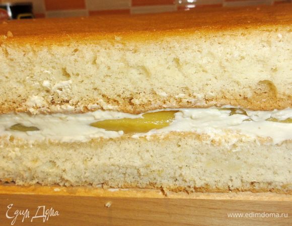 Накройте вторым коржом и прижмите его, чтобы коржи получше склеились.
Уберите торт в холодильник.