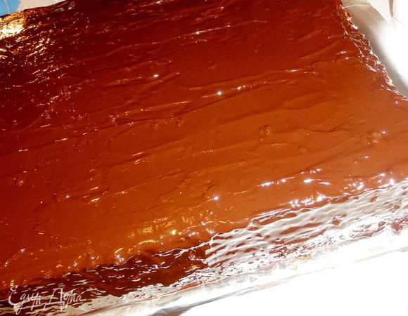 Распустите шоколад с маслом  на водяной бане или в микроволновой печи. Нанесите глазурь на поверхность торта и на одну боковую сторону. Я не стала разравнивать глазурь и у меня получился эффект старой книги. Уберите в холодильник до затвердения.