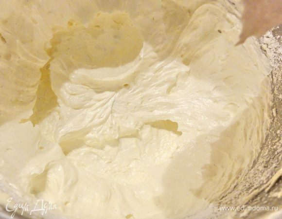 Взбейте масло с заварным кремом и сахарной пудрой.
