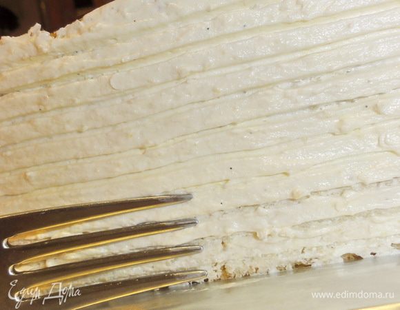 Нанесите крем на три боковые стороны. Вилкой нанесите узор в виде страниц.
