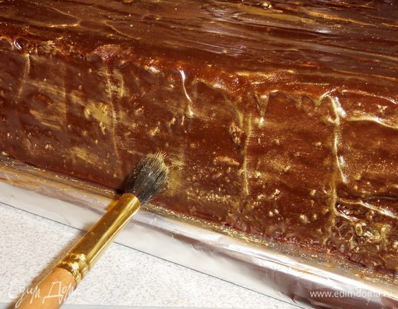 На поверхность, покрытую шоколадом, нанесите золотой кандурин.