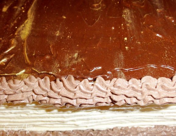 Нанесите бордюр с помощью кондитерского мешка и насадки.