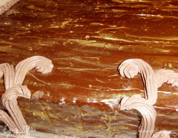 На боковой поверхности сделайте узор в виде переплета.