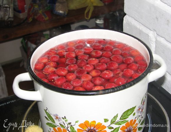 В 2 литра кипятка добавить фруктозу и вишню варить около 2 мин. ( не больше!!)